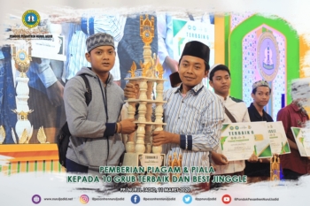 Pemberian Piagam serta Piala kepada 10 Grub Terbaik dan Best Jinggle