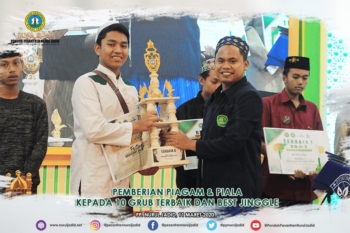 Pemberian Piagam serta Piala kepada 10 Grub Terbaik dan Best Jinggle