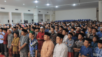Tampak para santri memadati Aula PP. Nurul Jadid II ketika menghadiri pembukaan FESBAN
