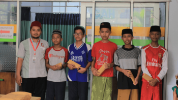 Pembagian hadiah oleh Wakil Direktur Klinik Az-zainiyah, Kholid Fauzi (paling kiri) kepada para santri pemenang undian kupon berhadiah pasca Jalan Sehat Santri Berlangsung