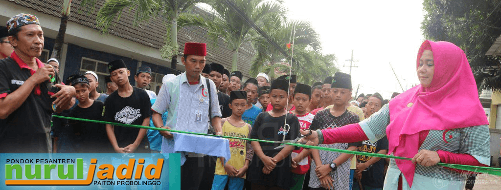 Direktur Klinik Az-zainiyah (kanan) saat secara simbolis Jalan Sehat Santri bersama Kepala Bidang Koordinasi Olahraga dan Seni Santri (BKOSSS), Kh, Makki Maimun Wafi
