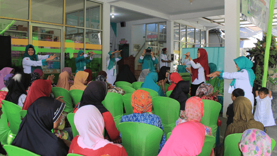 Peragaan cara mencuci tangan yang baik dan benar oleh para perawat Klinik Az-zainiyah (berdiri) kepada para penerima BAKSOS
