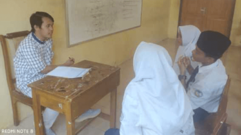 Ust. Arfan Hidayatullah, Tenaga Pengajar LPBA saat menguji siswa dan siswi SMP Plus Ibnu Kholdun Al-Hasyimi, Besuki