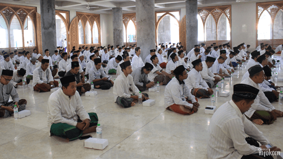 Tampak para pengurus, karyawan, dan dosen memadati lantai 1 Masjid Jami' Nurul Jadid dalam acara Doa Bersama dan Tausiyah Pengasuh