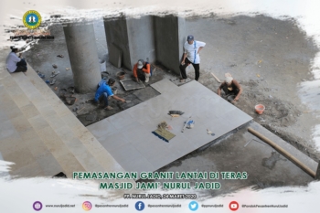 Pemasangan Granit Lantai di Teras Masjid Jami' Nurul Jadid
