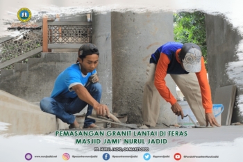 Pemasangan Granit Lantai di Teras Masjid Jami' Nurul Jadid