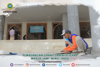 Pemasangan Granit Lantai di Teras Masjid Jami' Nurul Jadid