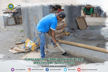 Pemasangan Granit Lantai di Teras Masjid Jami' Nurul Jadid