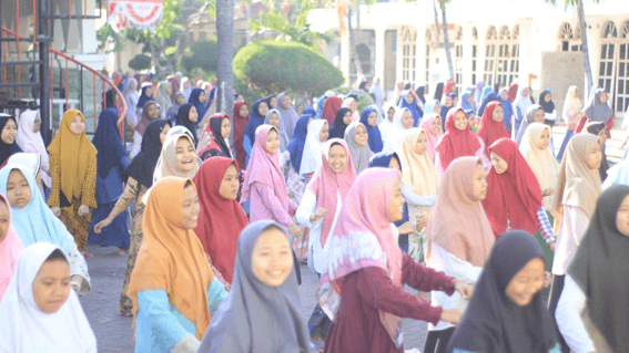 Para santri putri wilayah Al - Hasyimiyah saat Senam Pagi