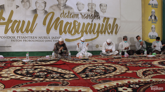 Dari kiri, KH. Fadlurrahman Zaini, KH. Moh. Zuhri Zaini, KH. Fahmi Abdul Haq Zaini, KH. Ahmad Zaki Nur Chotim Zaini, KH. Hefni Rozaq, KH. Moh. Mahfudz Faqih