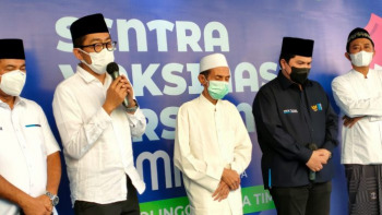 Faisol Riza menyambaikan sambutan pada giat vaksinasi di Pondok Pesantren Nurul Jadid Paiton Probolinggo