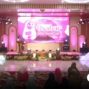 Neng Din tengah menyambut ratusan santri putri di pembukaan OSABAR tahun 2025. (Foto: YouTube Pondok Pesantren Nurul Jadid)