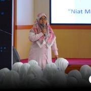 Potret Ny. Muthmainnah Waqid tengah mengisi sesi pematerian pada Orientasi Santri Baru (OSABAR) tahun 2025. Foto: Humas Infokom NJ