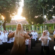 Santri baru tengah bersemangat mengikuti senam pagi di agenda OSABAR 2025. (Foto: Humas Infokom NJ)