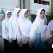 Potret santri baru sedang sowan ke keluarga pengasuh dalam acara Safari Ma’had OSABAR 2025. Foto: Humas Infokom NJ
